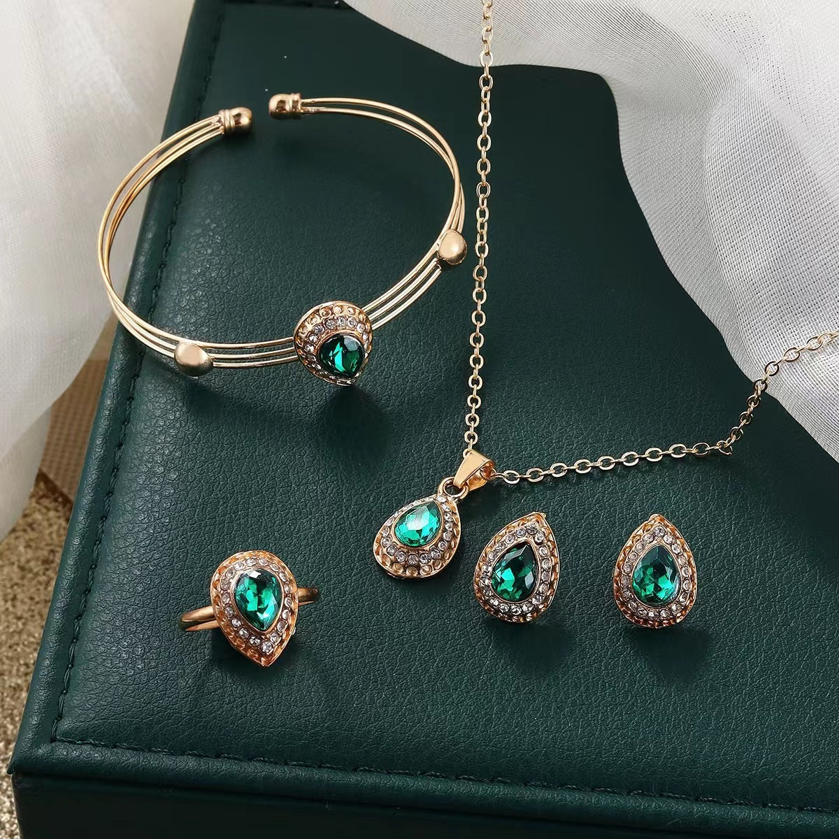 Noémie Glastra Jewelry Set