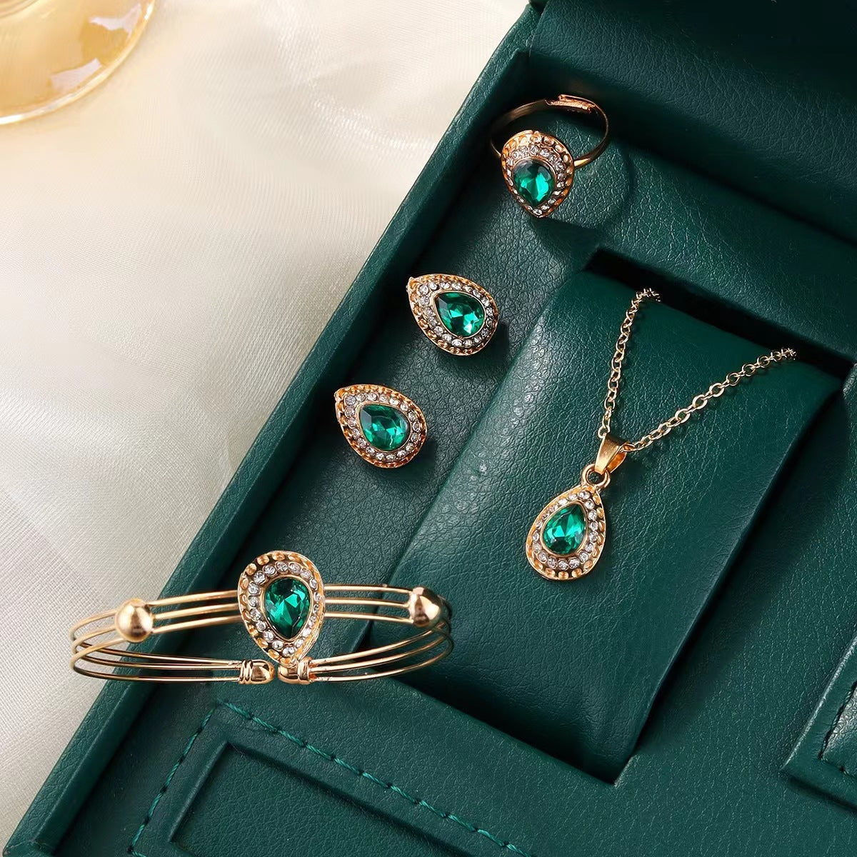 Noémie Glastra Jewelry Set