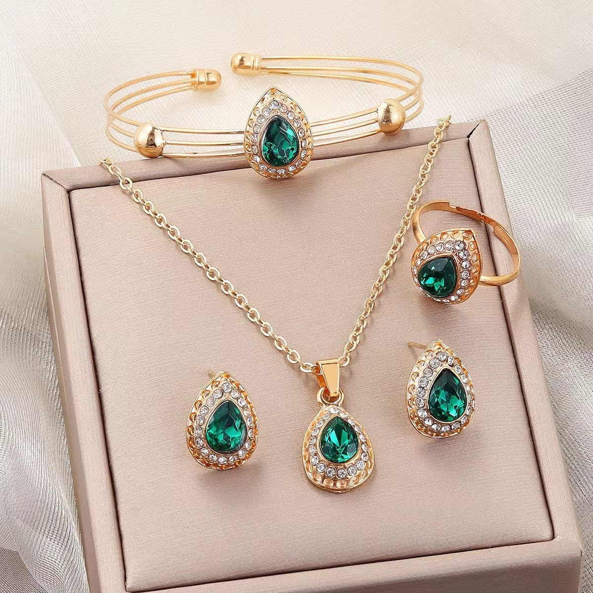 Noémie Glastra Jewelry Set