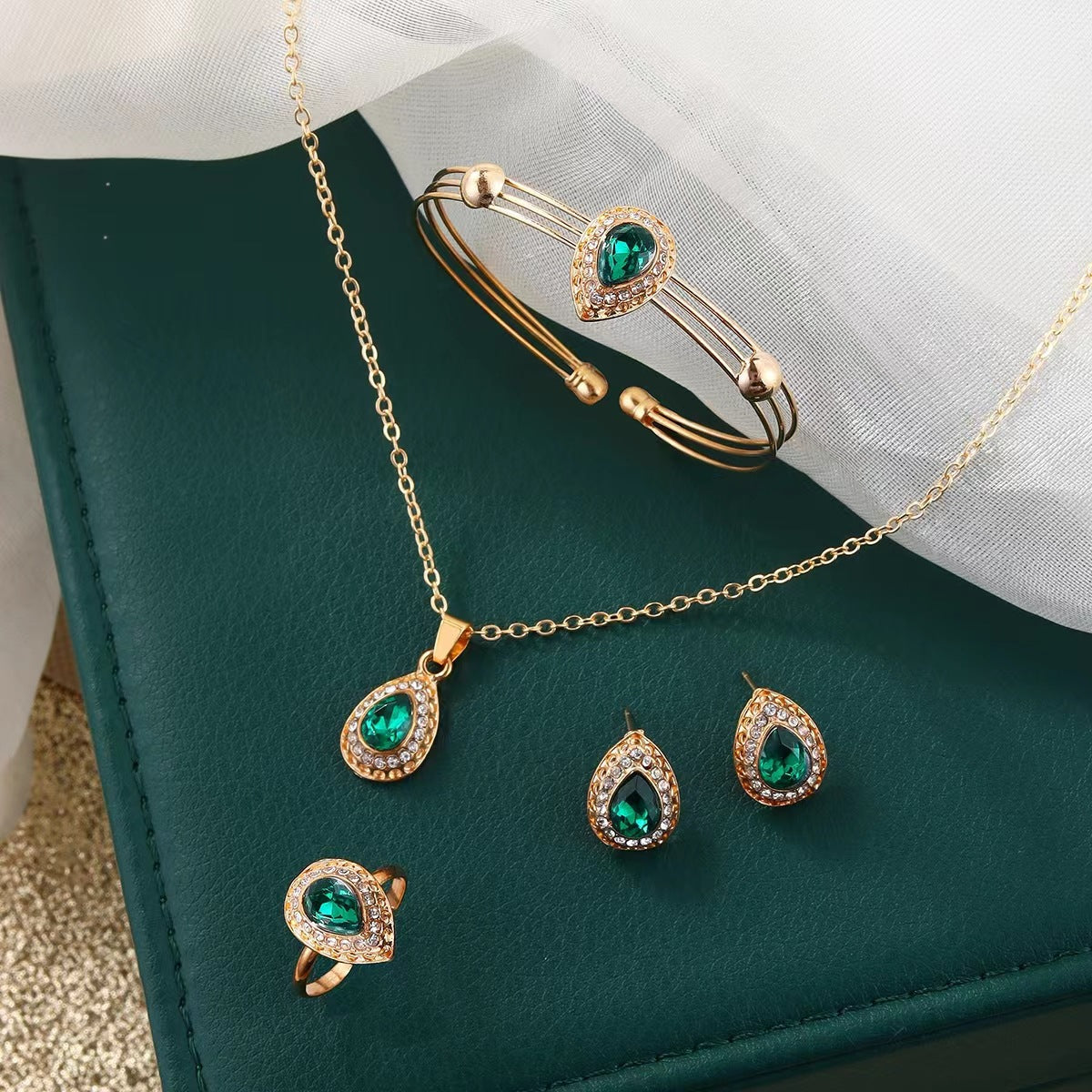 Noémie Glastra Jewelry Set